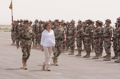A pregnant Carme Chacón inspects Spanish troops.